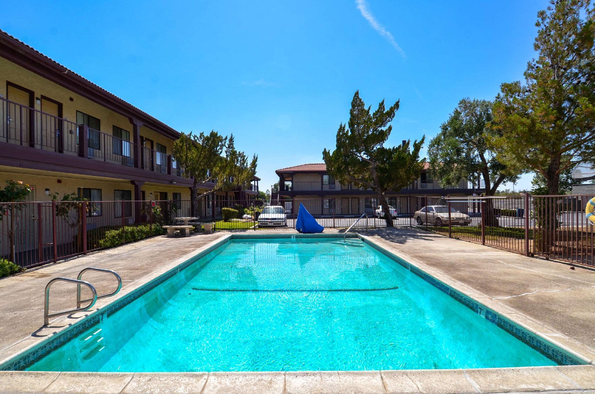 Beyond Stay Hotel Victorville Downtown Exterior foto